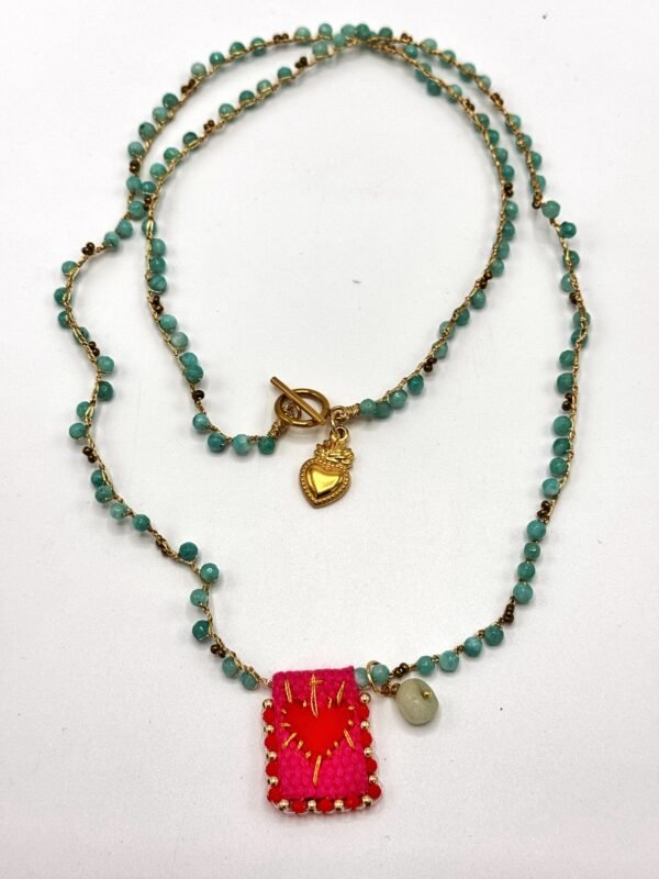 Collar Escapulario Sagrado Corazón fucsia - Imagen 2
