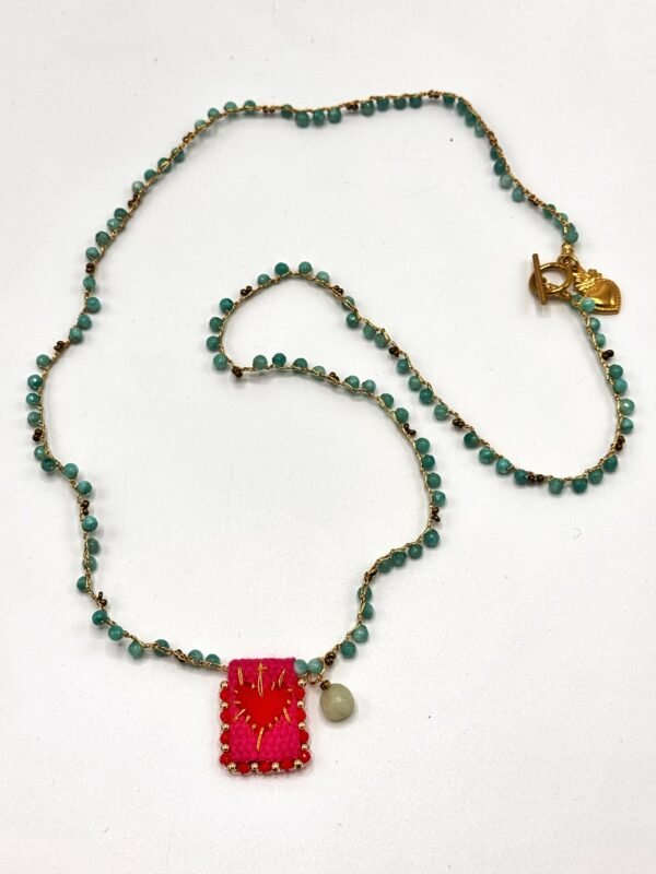 Collar Escapulario Sagrado Corazón fucsia